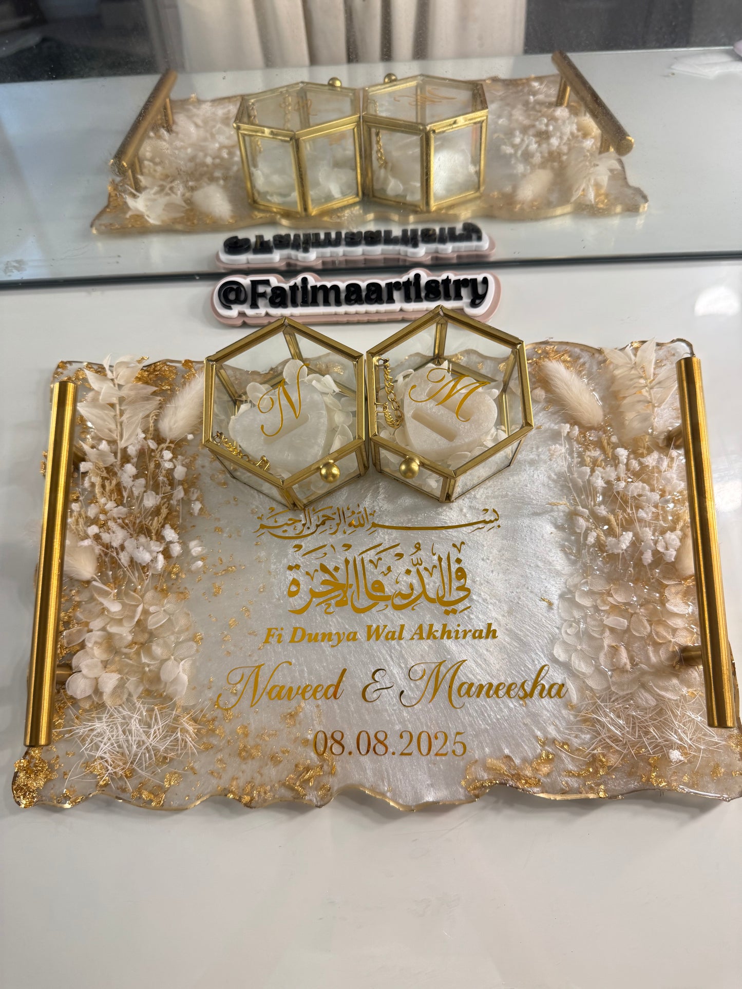 Dried white flowers and gold flakes tray