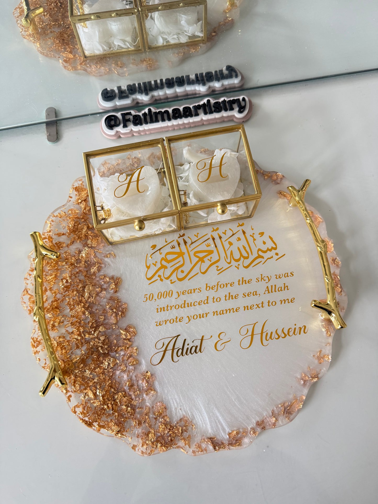Circle dried white and gold flakes tray