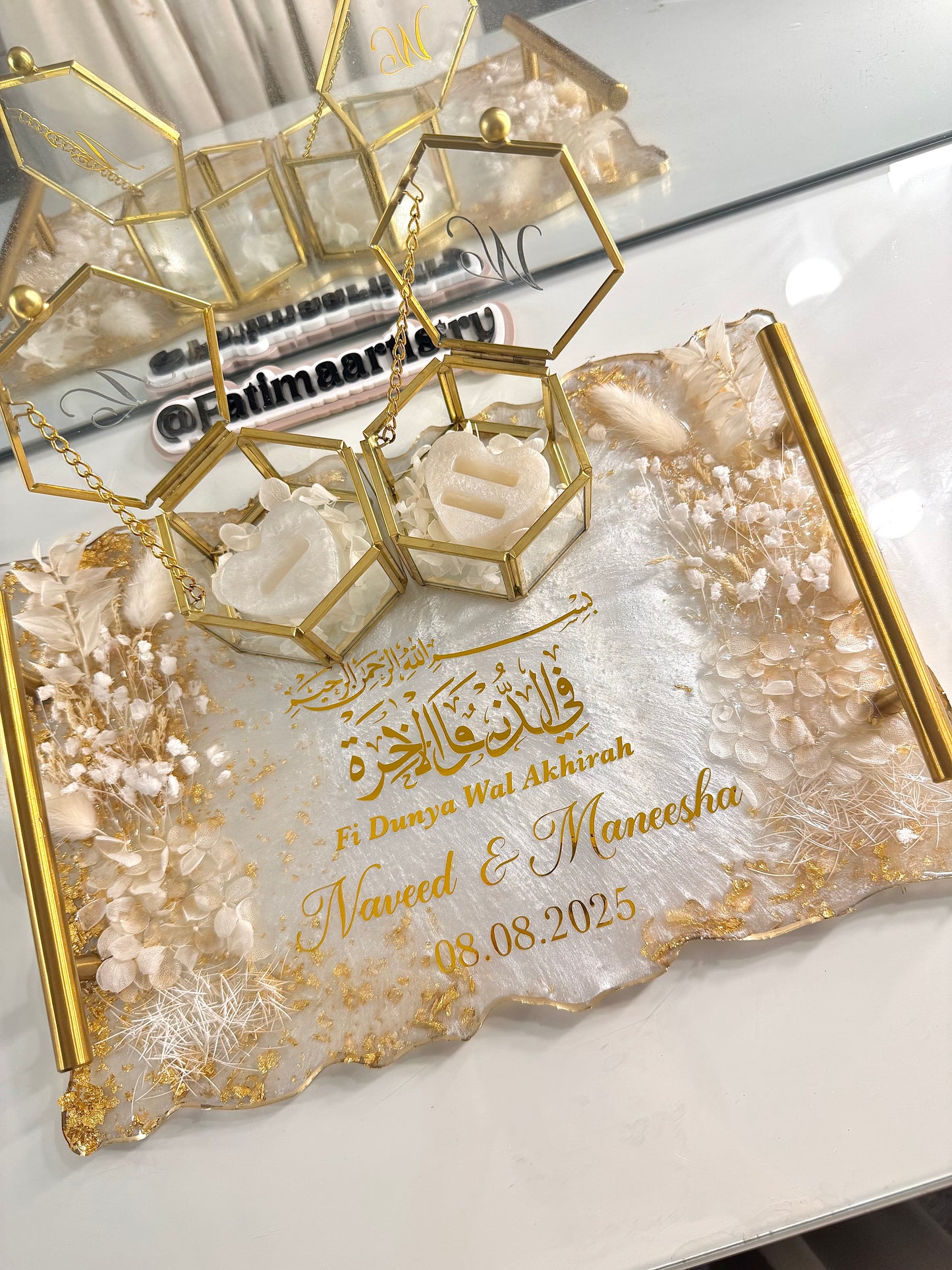 Dried white flowers and gold flakes tray
