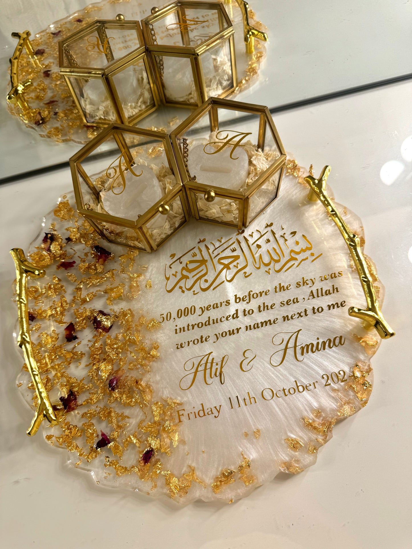Circle dried white and gold flakes with red petals tray