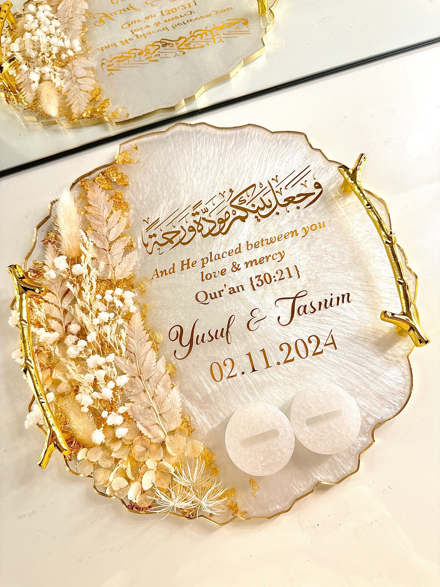 Dried white flower circle ring tray