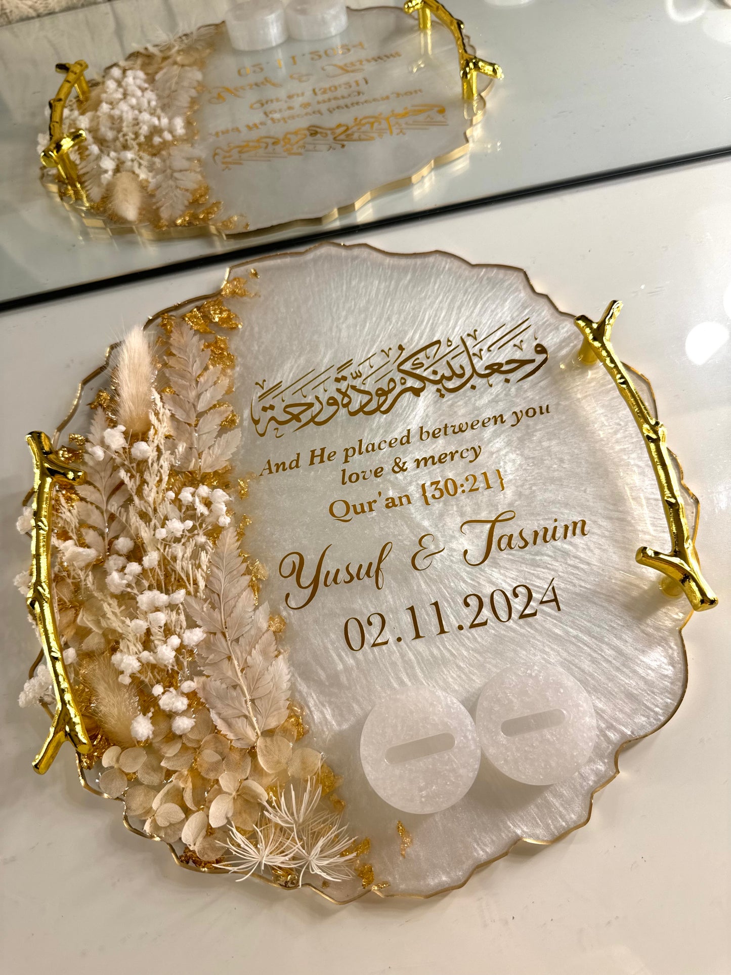 Dried white flower circle ring tray