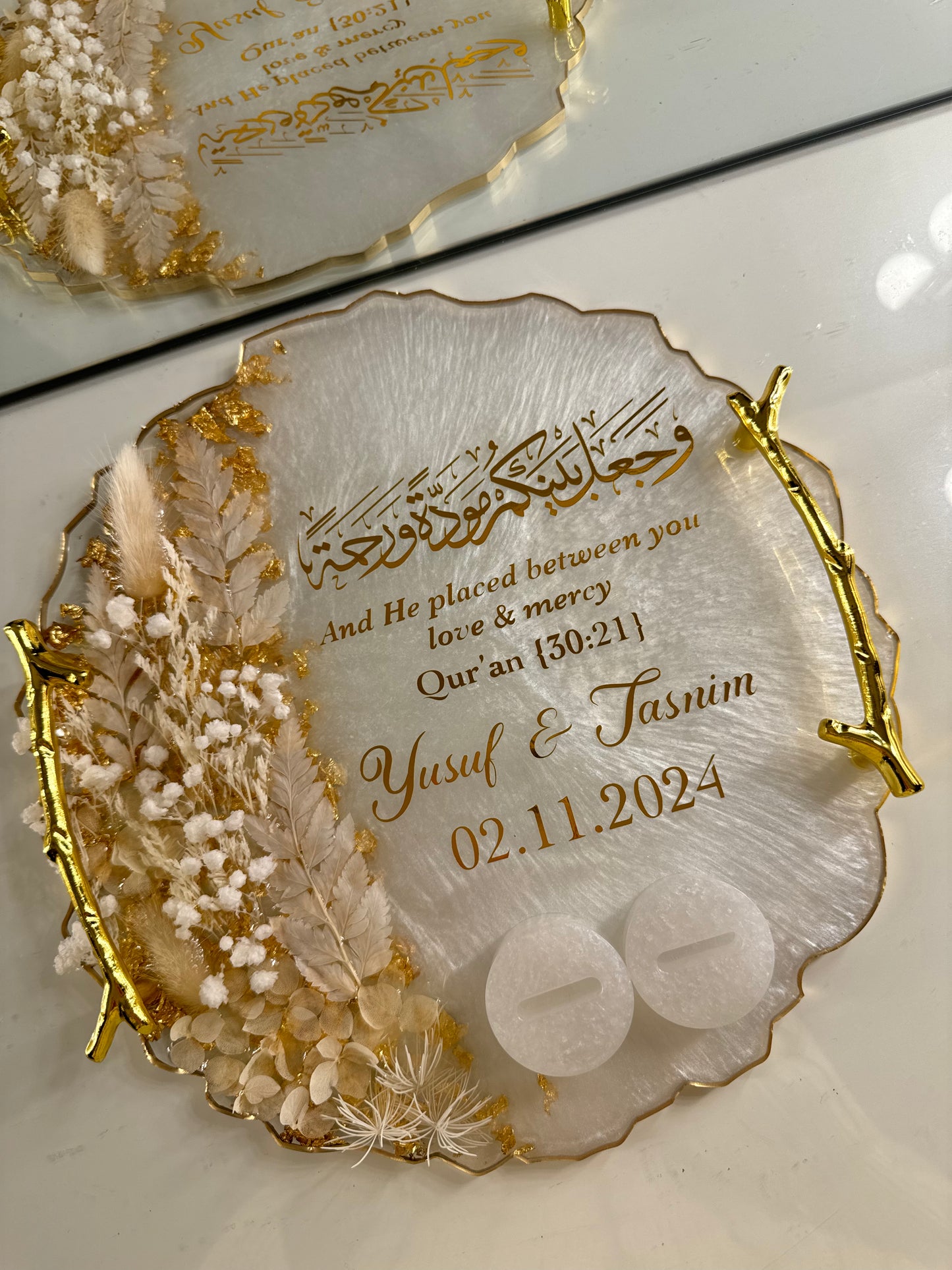 Dried white flower circle ring tray