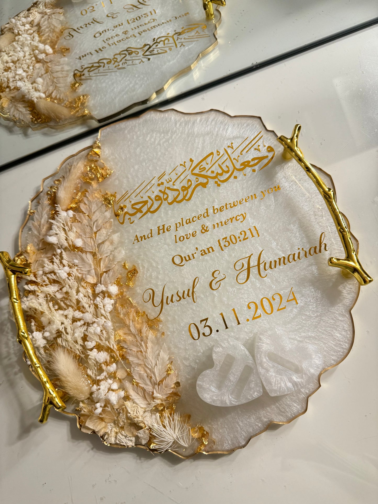 Dried white flower circle ring tray