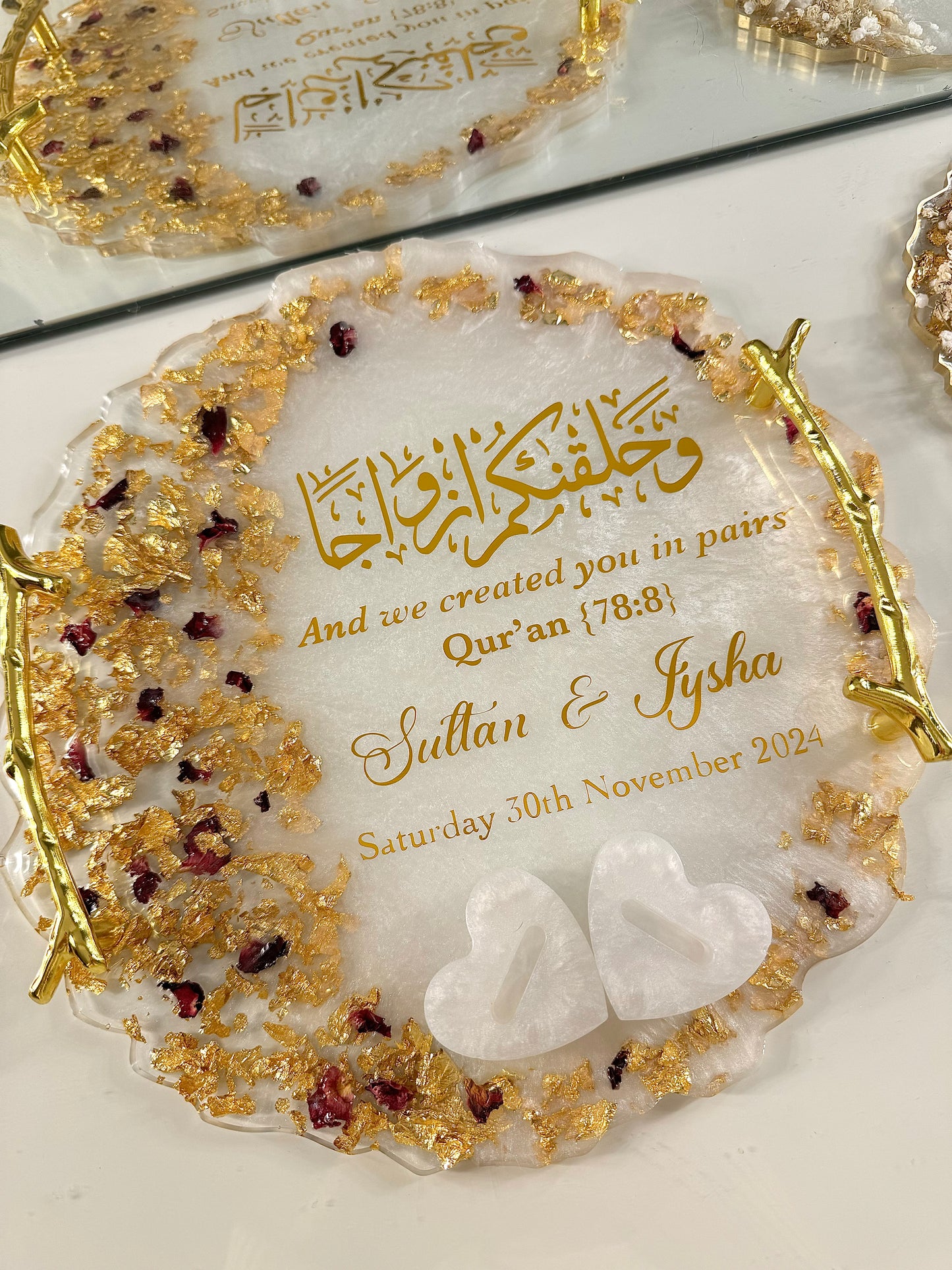 Circle dried white and gold flakes with red petals tray