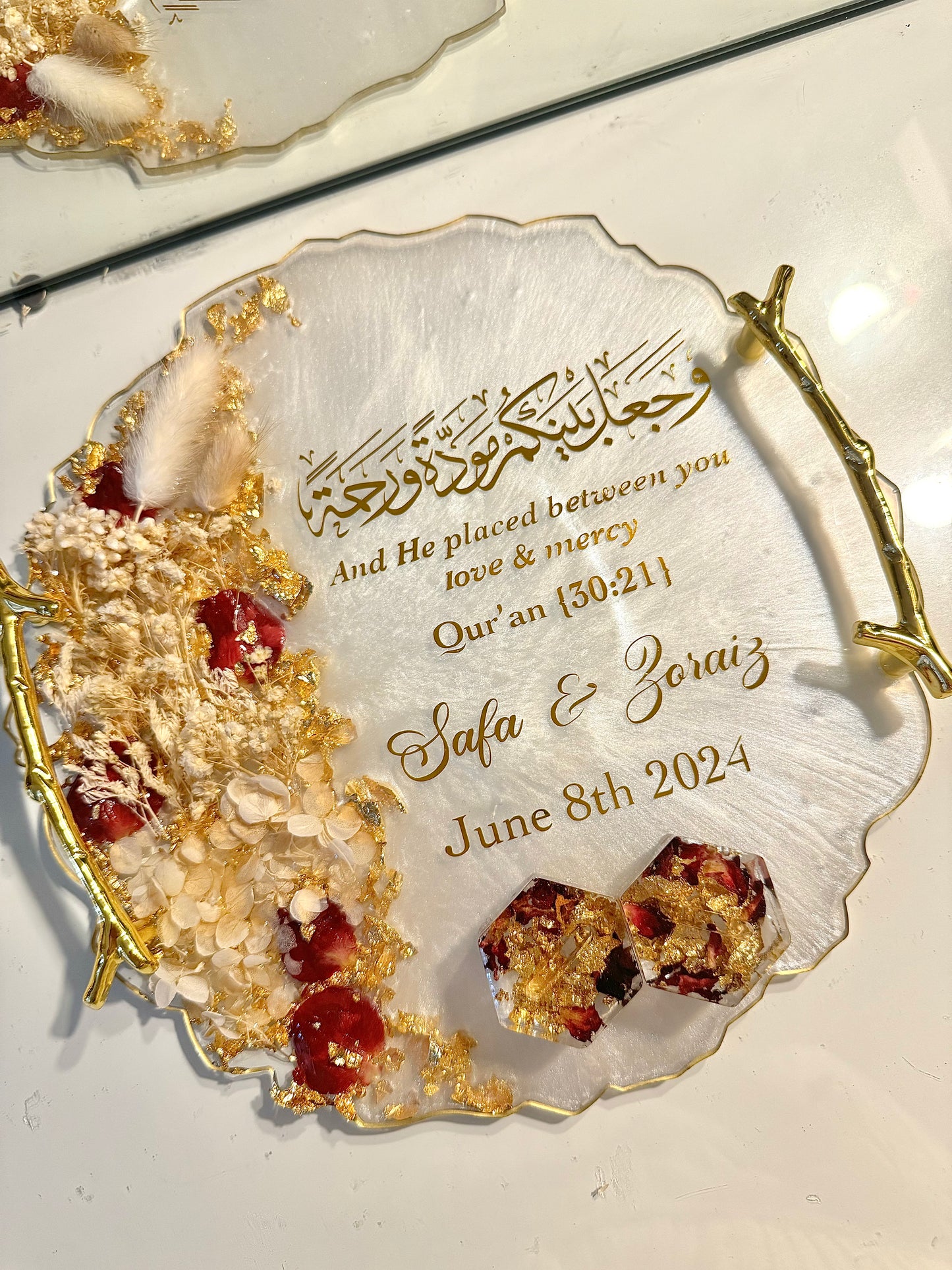 Circle red and white dried petal tray