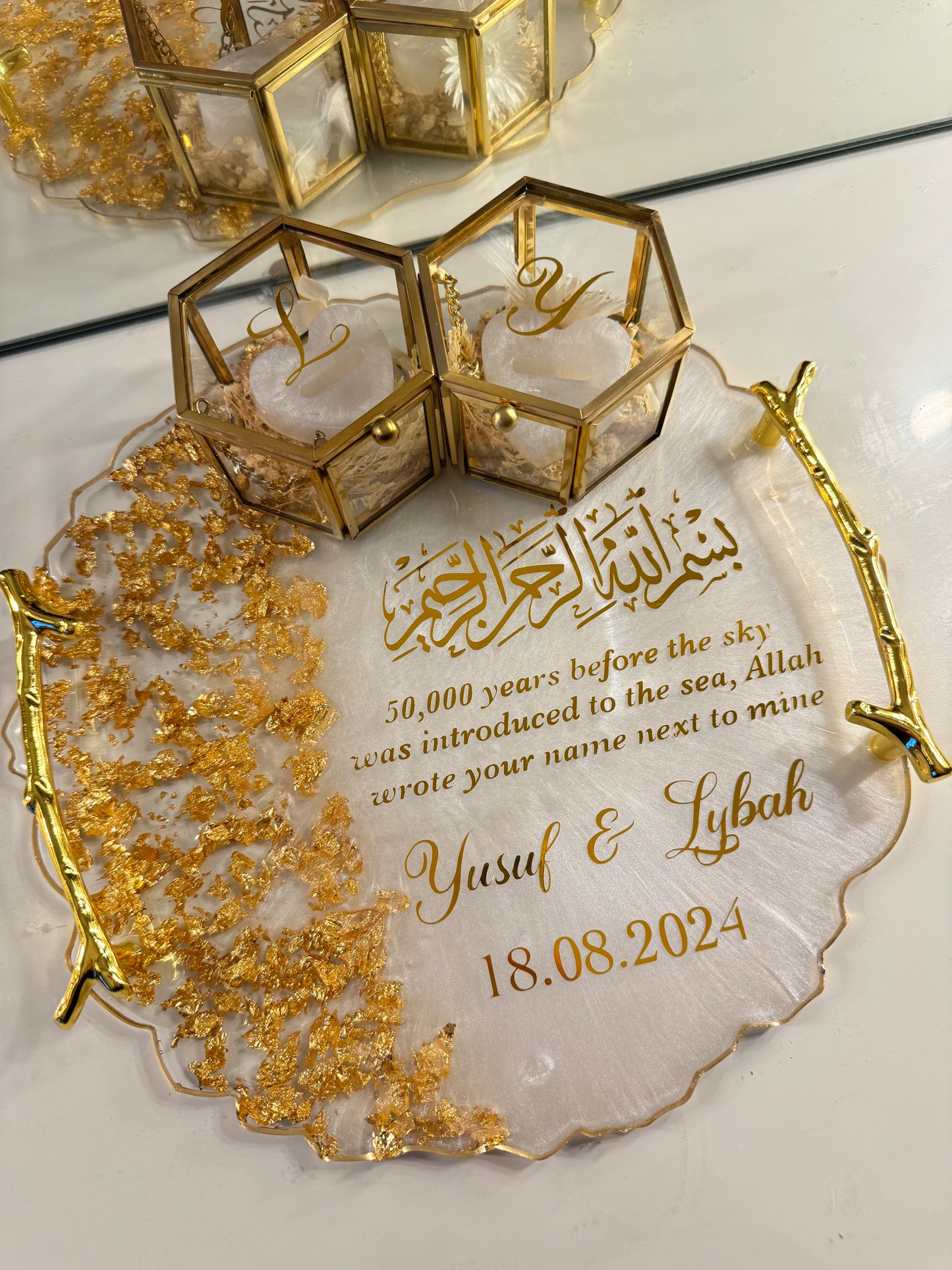 Circle dried white and gold flakes tray