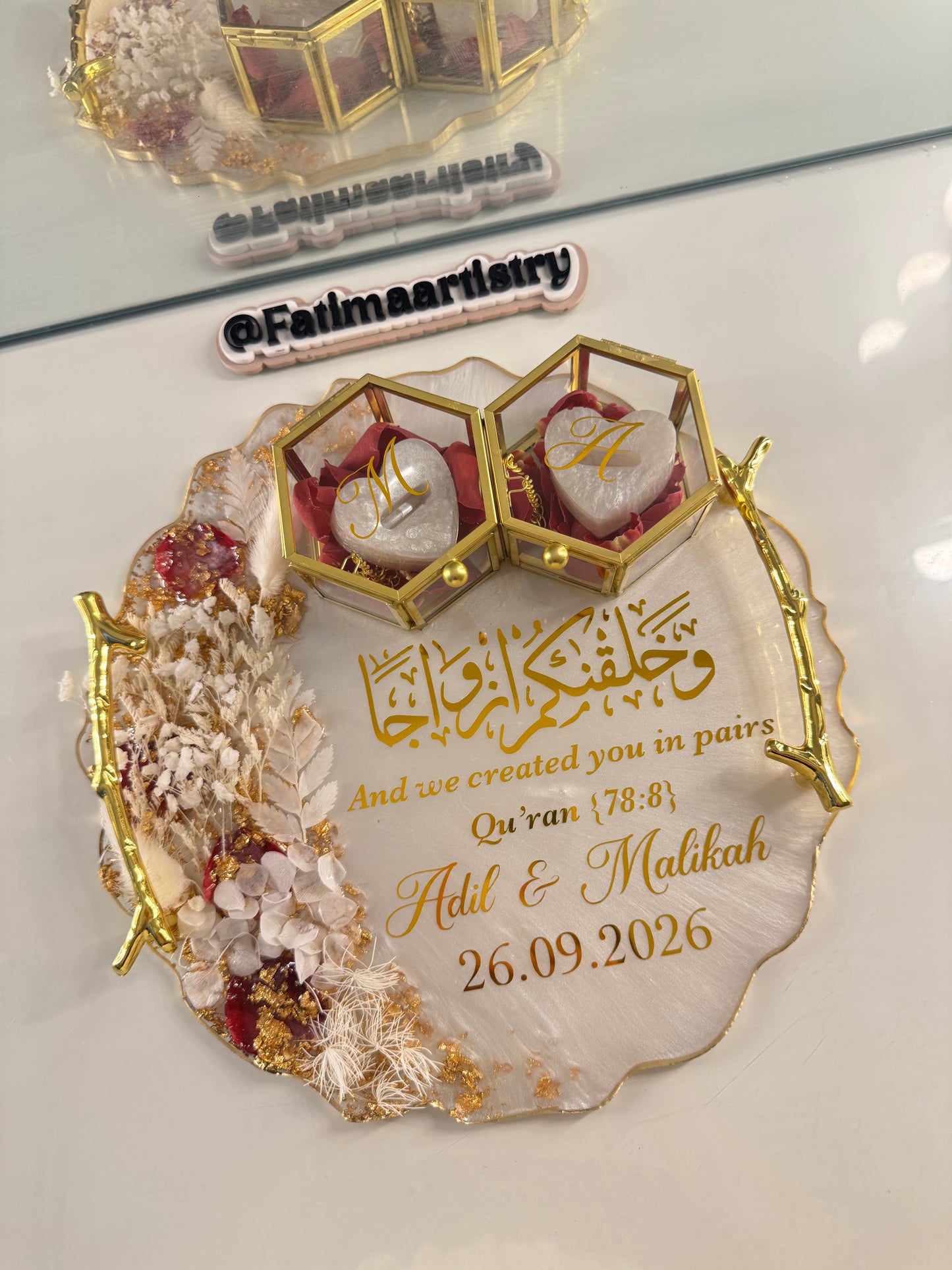 Circle red and white dried petal tray