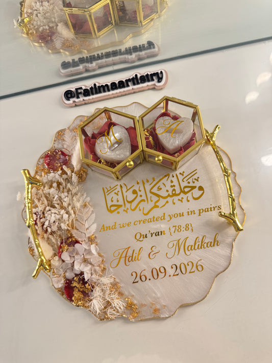 Circle red and white dried petal tray